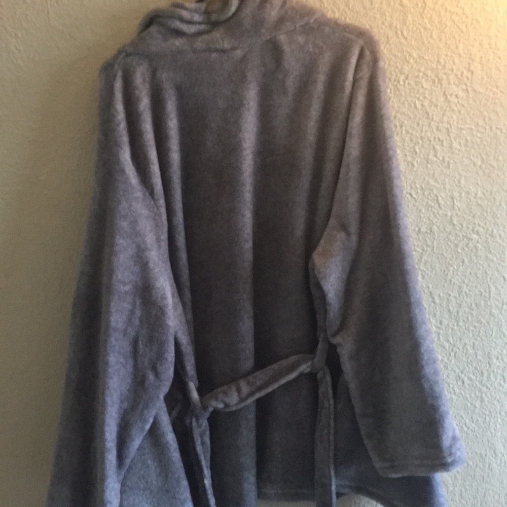 Robe - Picture 2 of 2